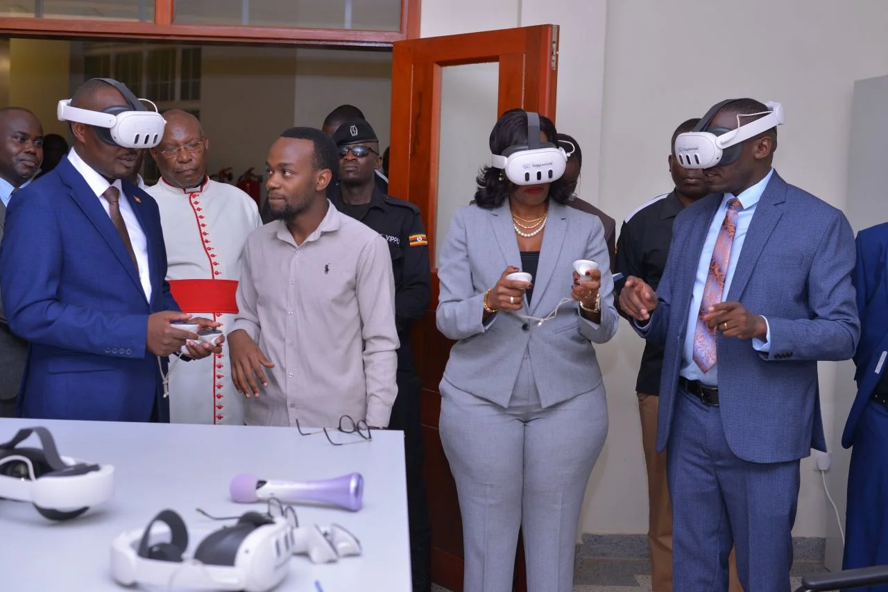 The Minister and Vice Chancellor try virtual reality headsets during a demonstration at FAST